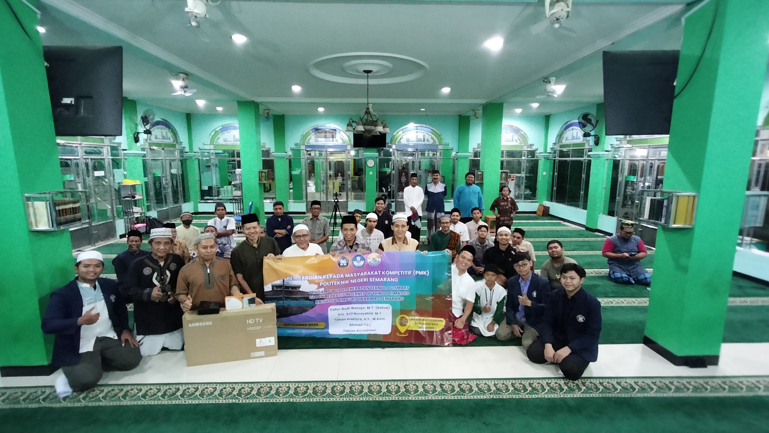 Kolaborasi Teknologi dan Pengabdian Masyarakat, Tim Pengabdi Teknik Telekomunikasi Terapkan Teknologi Smart Clock  Berbasis IoT di Masjid Baitussalam Puri Dinar Mas Semarang